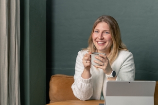 Phebe aan laptop en koffie